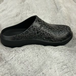 Leopard print oofos worn once size 8/9  EU39
